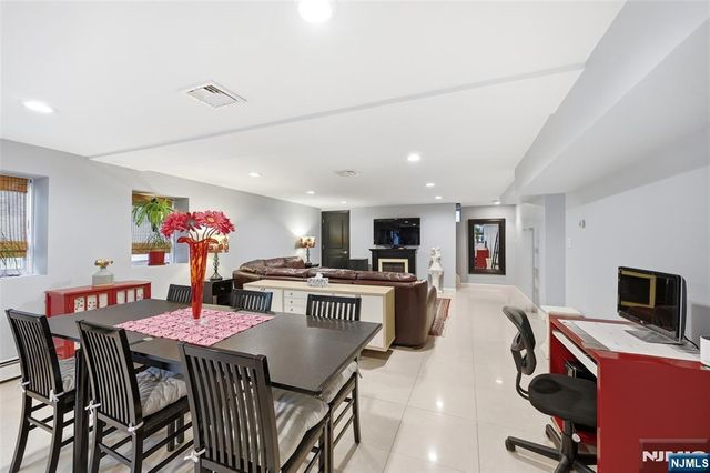 800 De Lalla Terrace, Ridgefield, NJ 07657