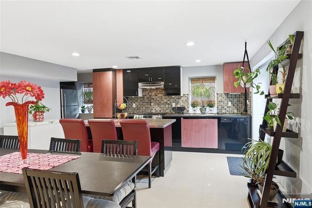 800 De Lalla Terrace, Ridgefield, NJ 07657