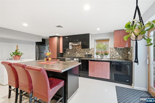 800 De Lalla Terrace, Ridgefield, NJ 07657