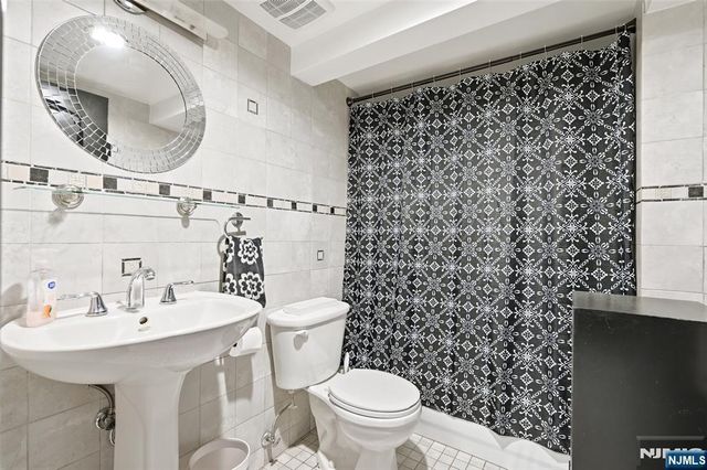 800 De Lalla Terrace, Ridgefield, NJ 07657