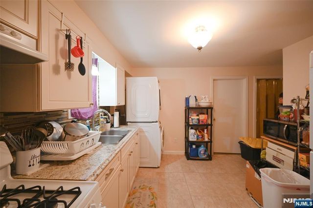 800 De Lalla Terrace, Ridgefield, NJ 07657