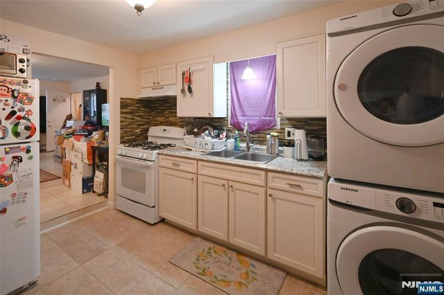 800 De Lalla Terrace, Ridgefield, NJ 07657