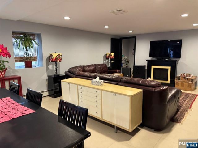 800 De Lalla Terrace, Ridgefield, NJ 07657