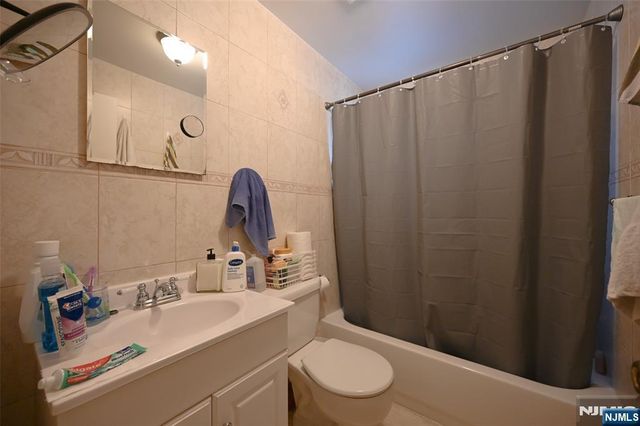 800 De Lalla Terrace, Ridgefield, NJ 07657