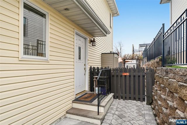 800 De Lalla Terrace, Ridgefield, NJ 07657