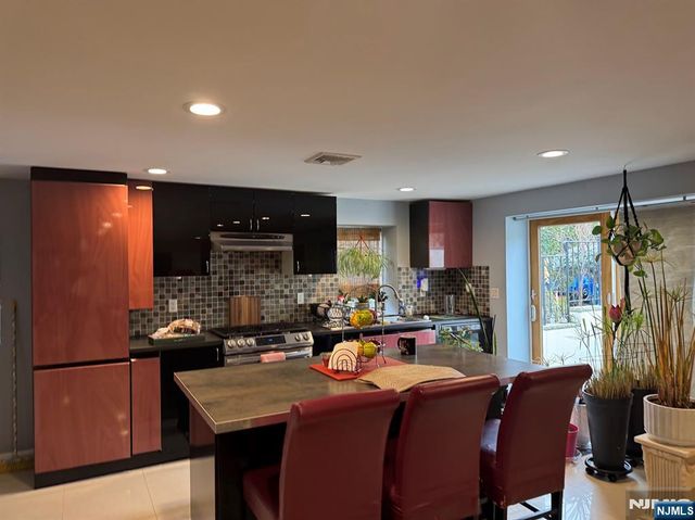 800 De Lalla Terrace, Ridgefield, NJ 07657