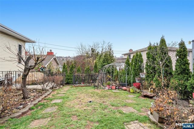 800 De Lalla Terrace, Ridgefield, NJ 07657