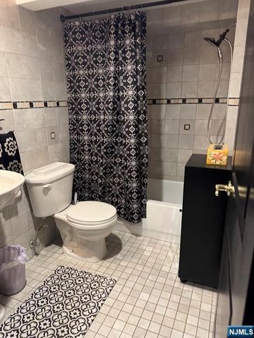 800 De Lalla Terrace, Ridgefield, NJ 07657