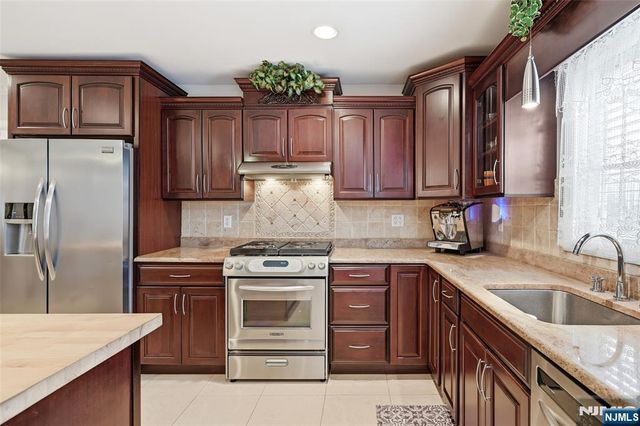 800 De Lalla Terrace, Ridgefield, NJ 07657