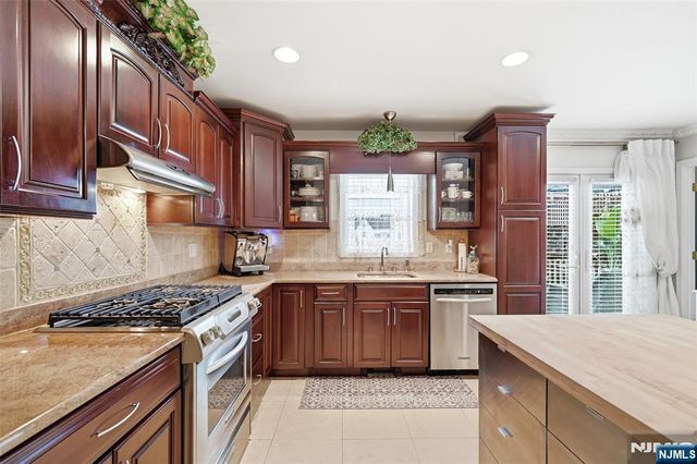800 De Lalla Terrace, Ridgefield, NJ 07657