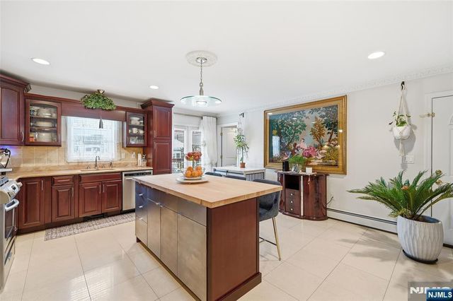 800 De Lalla Terrace, Ridgefield, NJ 07657