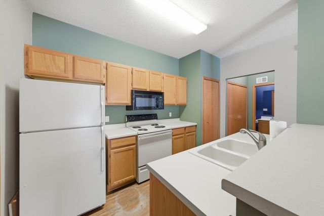14172 Plymouth Avenue 28, Burnsville, MN 55337