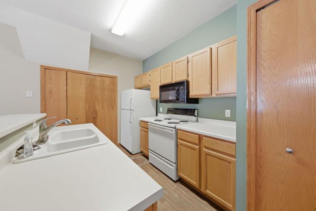 14172 Plymouth Avenue 28, Burnsville, MN 55337