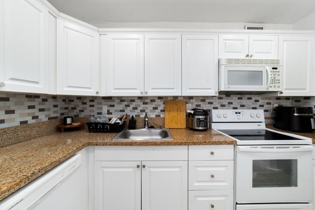 2710 Riverside Drive 201a, Coral Springs, FL 33065