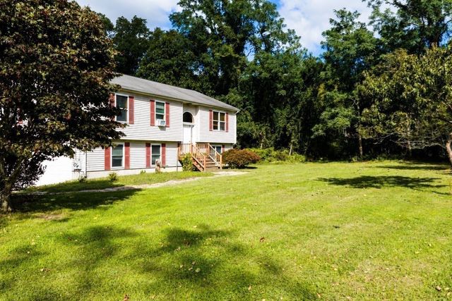 96 Mendall Rd, Acushnet, MA 02743