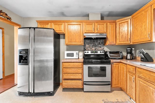96 Mendall Rd, Acushnet, MA 02743