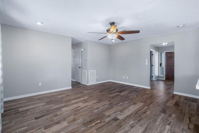 1413 21st Avenue N, Texas City, TX 77590