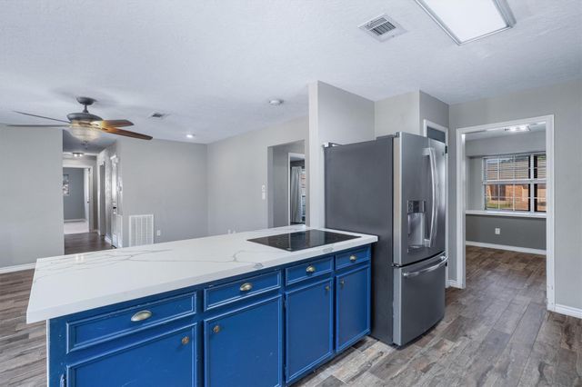 1413 21st Avenue N, Texas City, TX 77590