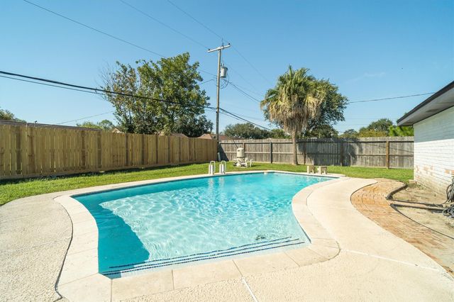 1413 21st Avenue N, Texas City, TX 77590