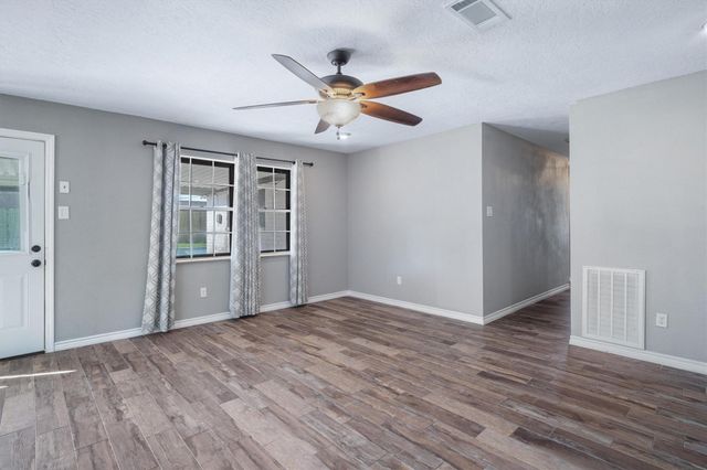 1413 21st Avenue N, Texas City, TX 77590