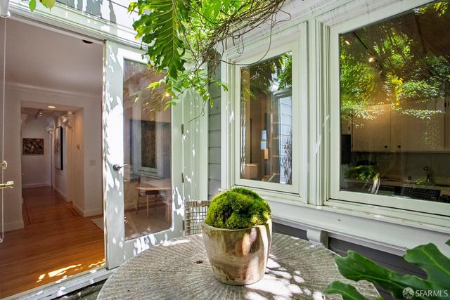 907 Douglass Street, San Francisco, CA 94114