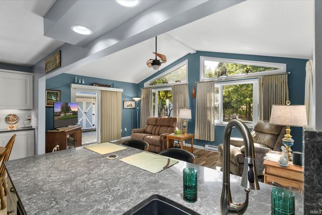 2512 Valley Creek Run, New Haven, IN 46774