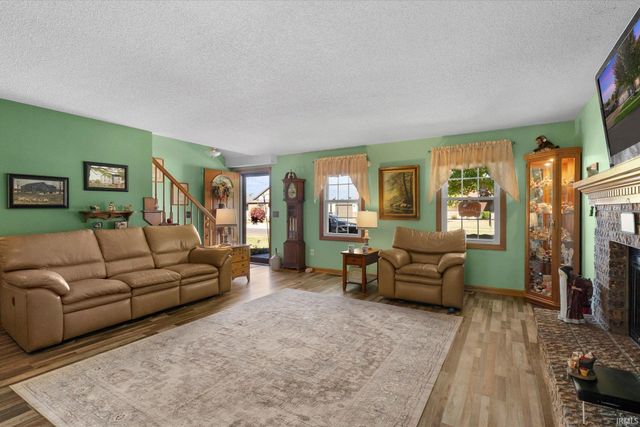 2512 Valley Creek Run, New Haven, IN 46774
