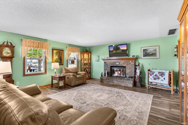 2512 Valley Creek Run, New Haven, IN 46774