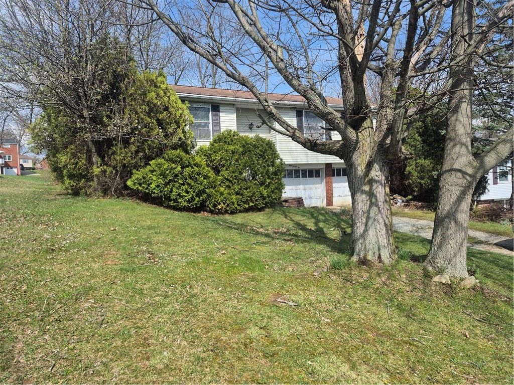 122 Mohican Dr, Hempfield Twp, PA 15601