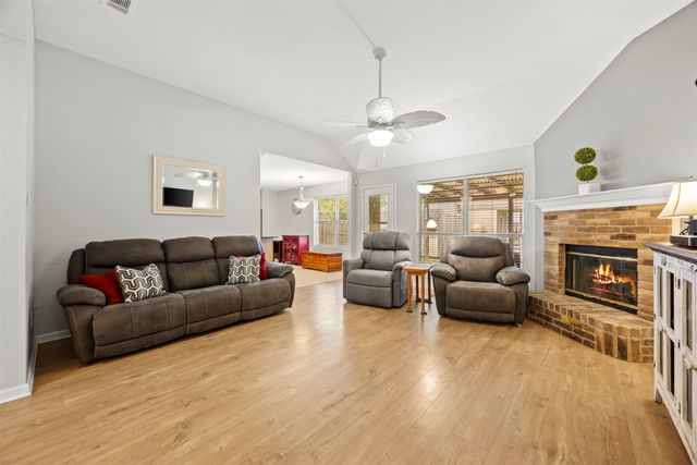 225 Cobblestone Circle, Red Oak, TX 75154