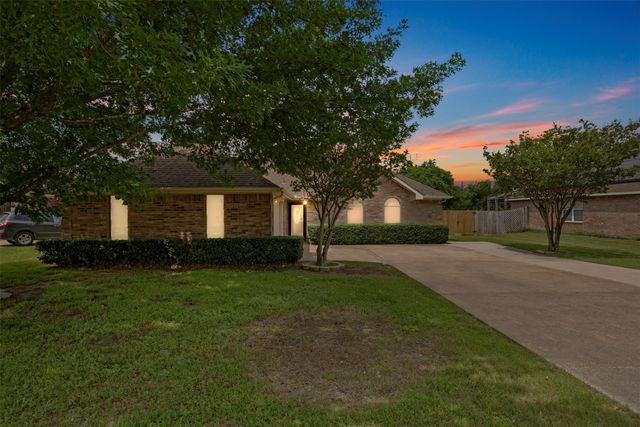 225 Cobblestone Circle, Red Oak, TX 75154