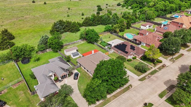 225 Cobblestone Circle, Red Oak, TX 75154