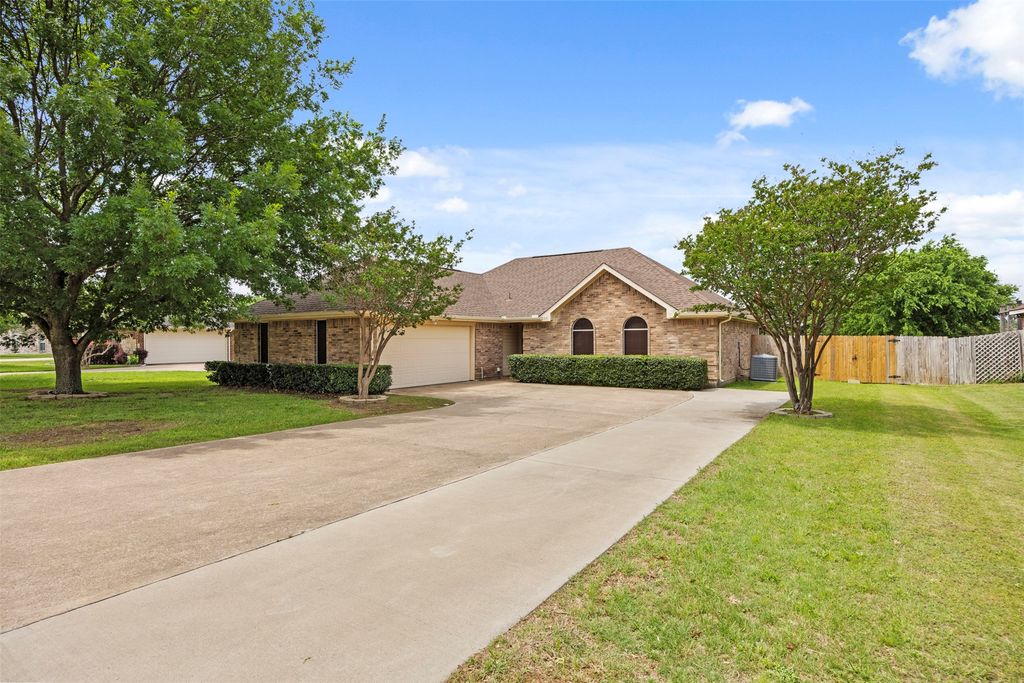 225 Cobblestone Circle, Red Oak, TX 75154