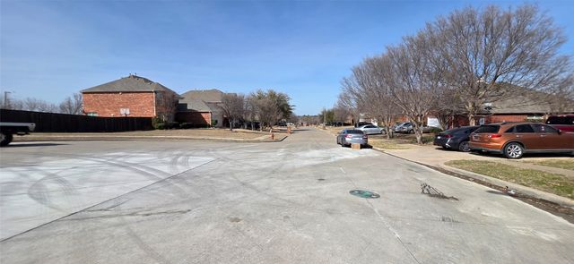 1724 Hidden Brook Drive, Grand Prairie, TX 75050