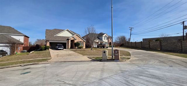 1724 Hidden Brook Drive, Grand Prairie, TX 75050
