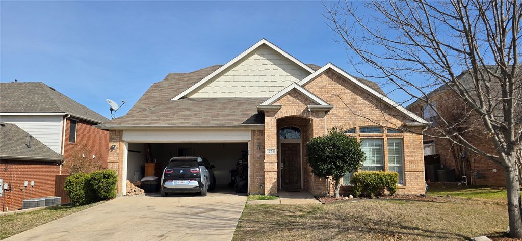 1724 Hidden Brook Drive, Grand Prairie, TX 75050
