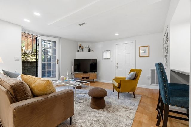 97 Sewall Ave 5, Brookline, MA 02446