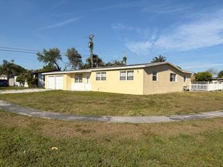 5882 E Bimini Circle E, West Palm Beach, FL 33407