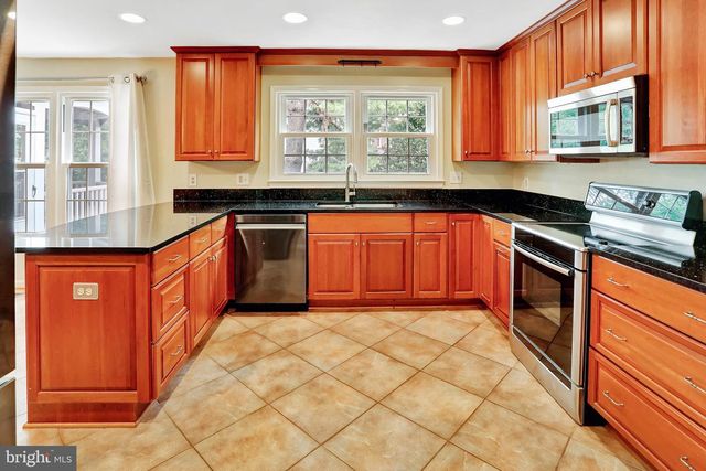 13058 FARTHINGALE DR, Herndon, VA 20171