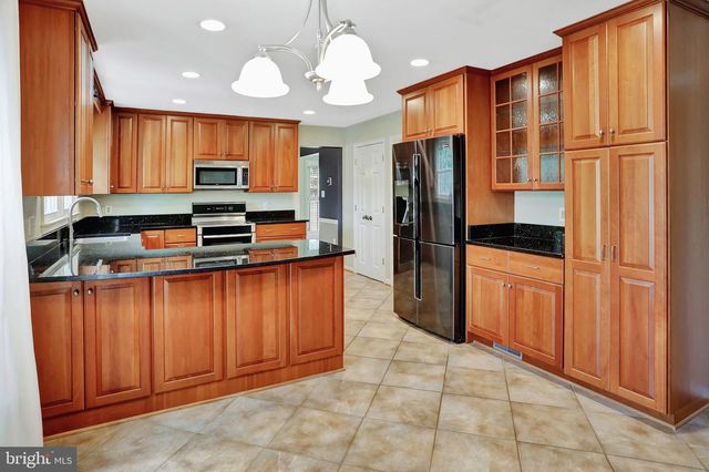 13058 FARTHINGALE DR, Herndon, VA 20171