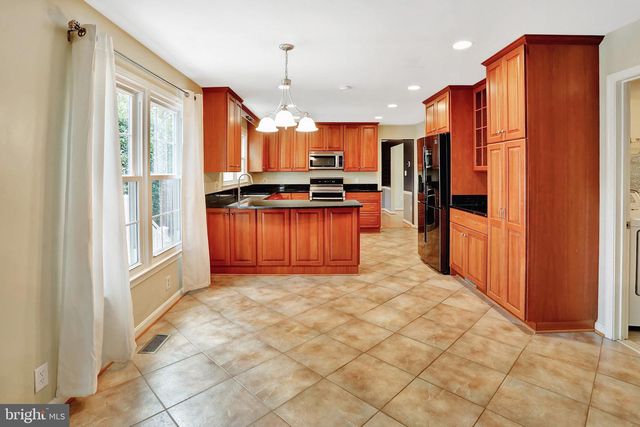 13058 FARTHINGALE DR, Herndon, VA 20171