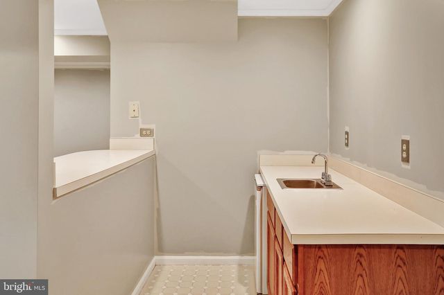 13058 FARTHINGALE DR, Herndon, VA 20171