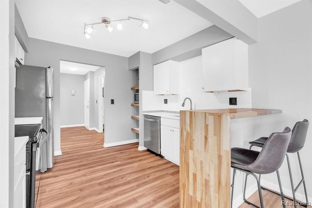 1695 Riverside Drive 8, Rochester Hills, MI 48309