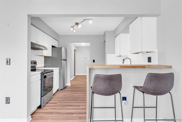 1695 Riverside Drive 8, Rochester Hills, MI 48309