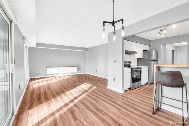 1695 Riverside Drive 8, Rochester Hills, MI 48309