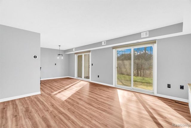 1695 Riverside Drive 8, Rochester Hills, MI 48309