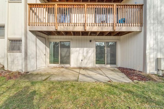 1695 Riverside Drive 8, Rochester Hills, MI 48309