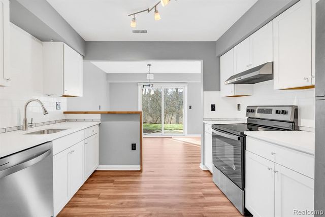 1695 Riverside Drive 8, Rochester Hills, MI 48309