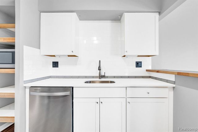 1695 Riverside Drive 8, Rochester Hills, MI 48309