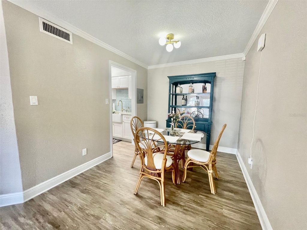 Image 5 of property listing at 305 WYMORE ROAD 101, Altamonte Springs, FL 32714